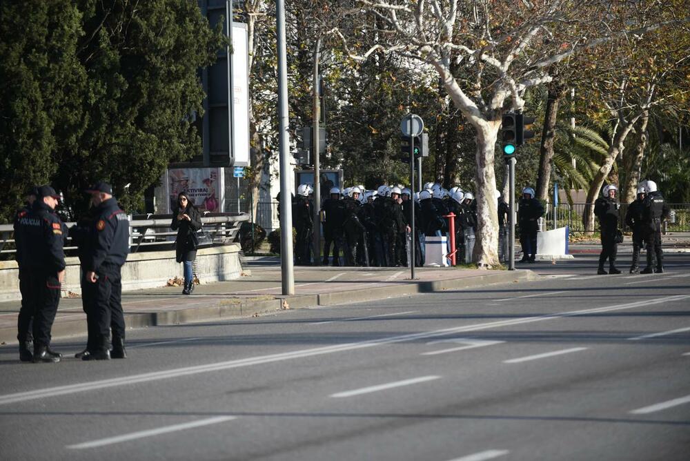 Podgorica je blokiran grad. U Podgorici se danas usvaja Zakon o slobodi vjeroispovjesti. Slike iz grada govore više nego dovoljno o atmosferi u kojoj se sve to dešava...