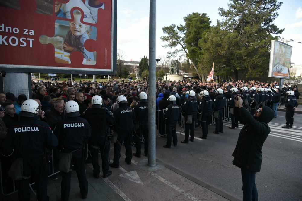 Podgorica je blokiran grad. U Podgorici se danas usvaja Zakon o slobodi vjeroispovjesti. Slike iz grada govore više nego dovoljno o atmosferi u kojoj se sve to dešava...
