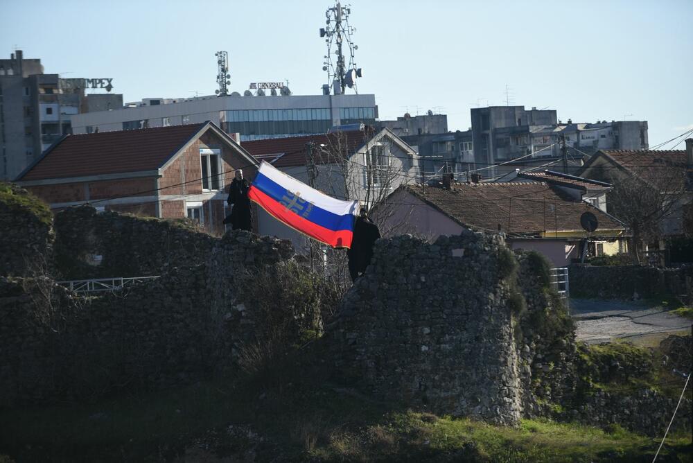 Podgorica je blokiran grad. U Podgorici se danas usvaja Zakon o slobodi vjeroispovjesti. Slike iz grada govore više nego dovoljno o atmosferi u kojoj se sve to dešava...