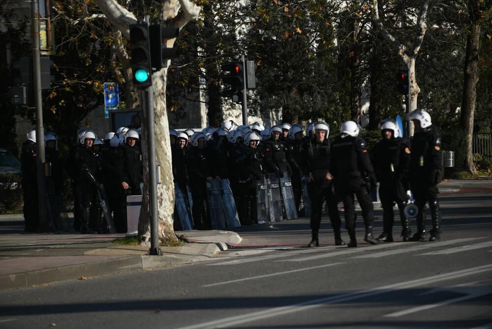 Podgorica je blokiran grad. U Podgorici se danas usvaja Zakon o slobodi vjeroispovjesti. Slike iz grada govore više nego dovoljno o atmosferi u kojoj se sve to dešava...