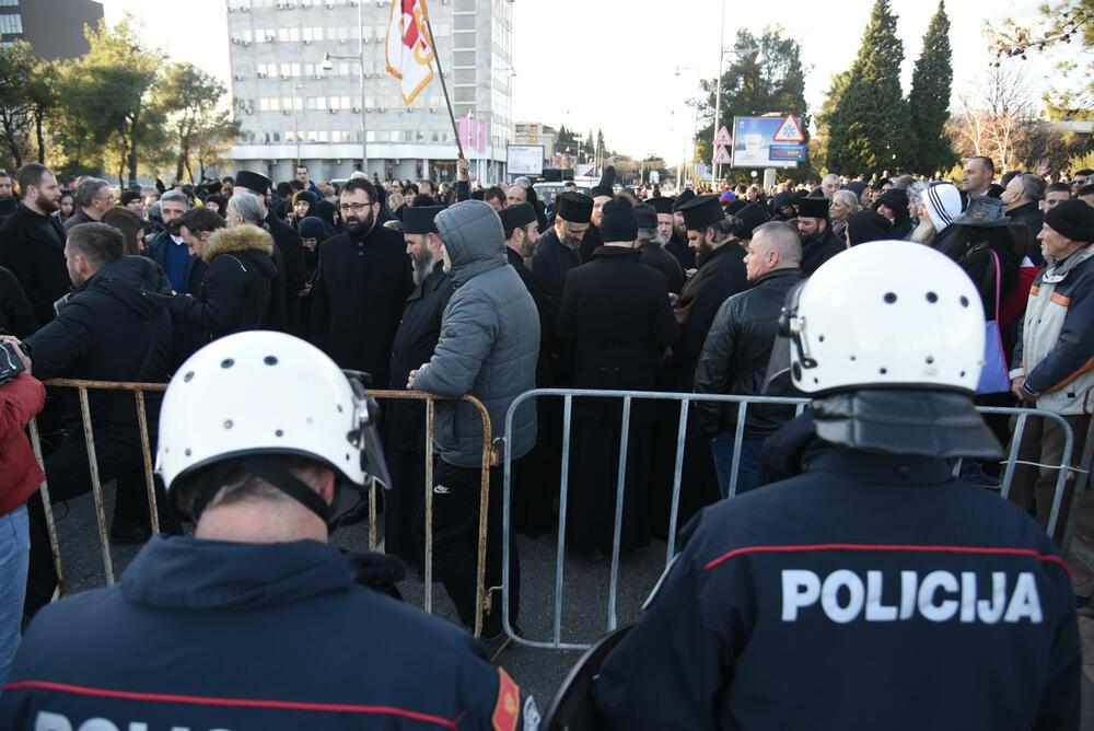 Podgorica je blokiran grad. U Podgorici se danas usvaja Zakon o slobodi vjeroispovjesti. Slike iz grada govore više nego dovoljno o atmosferi u kojoj se sve to dešava...