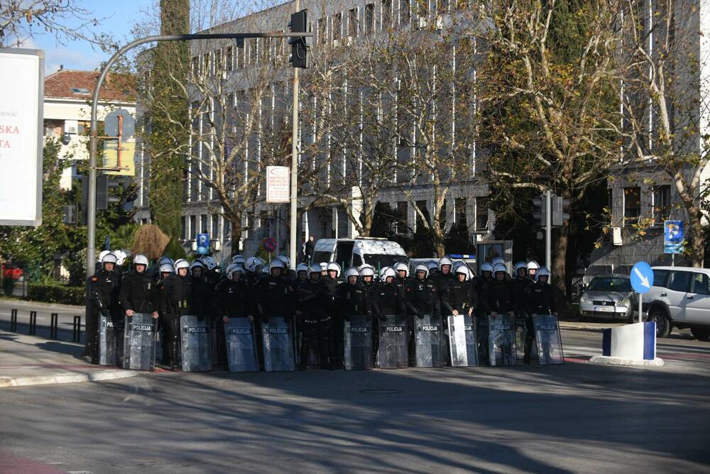 Podgorica je blokiran grad. U Podgorici se danas usvaja Zakon o slobodi vjeroispovjesti. Slike iz grada govore više nego dovoljno o atmosferi u kojoj se sve to dešava...