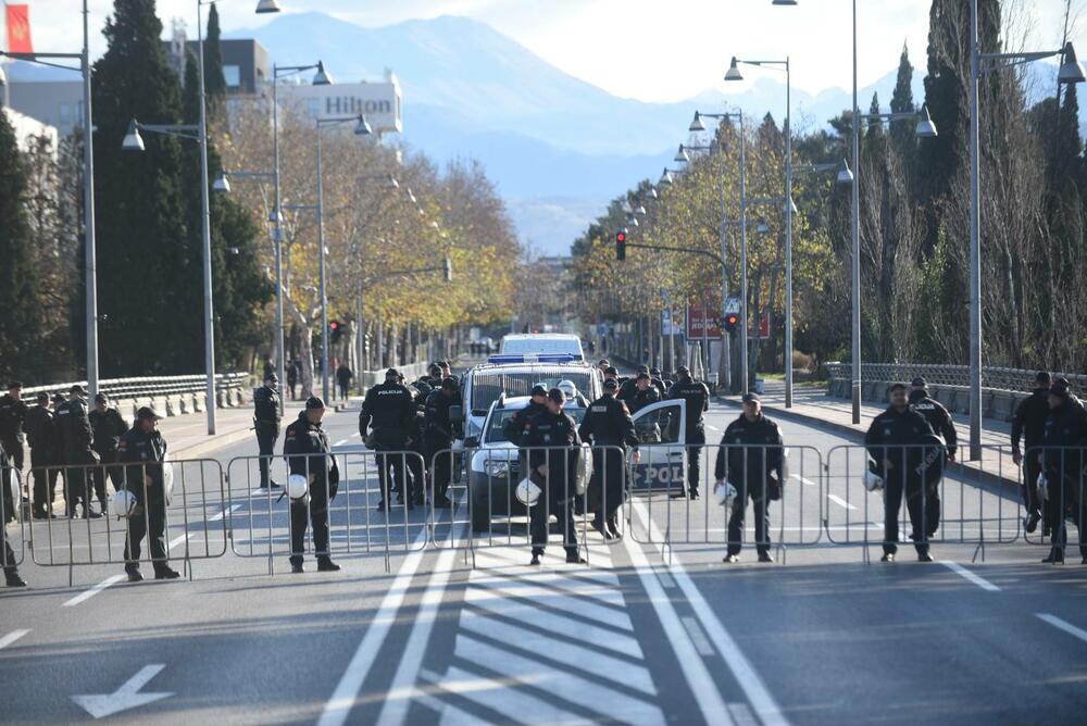 Podgorica je blokiran grad. U Podgorici se danas usvaja Zakon o slobodi vjeroispovjesti. Slike iz grada govore više nego dovoljno o atmosferi u kojoj se sve to dešava...