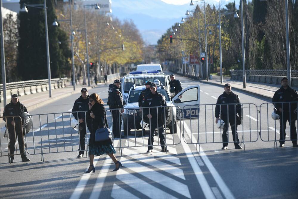 Podgorica je blokiran grad. U Podgorici se danas usvaja Zakon o slobodi vjeroispovjesti. Slike iz grada govore više nego dovoljno o atmosferi u kojoj se sve to dešava...