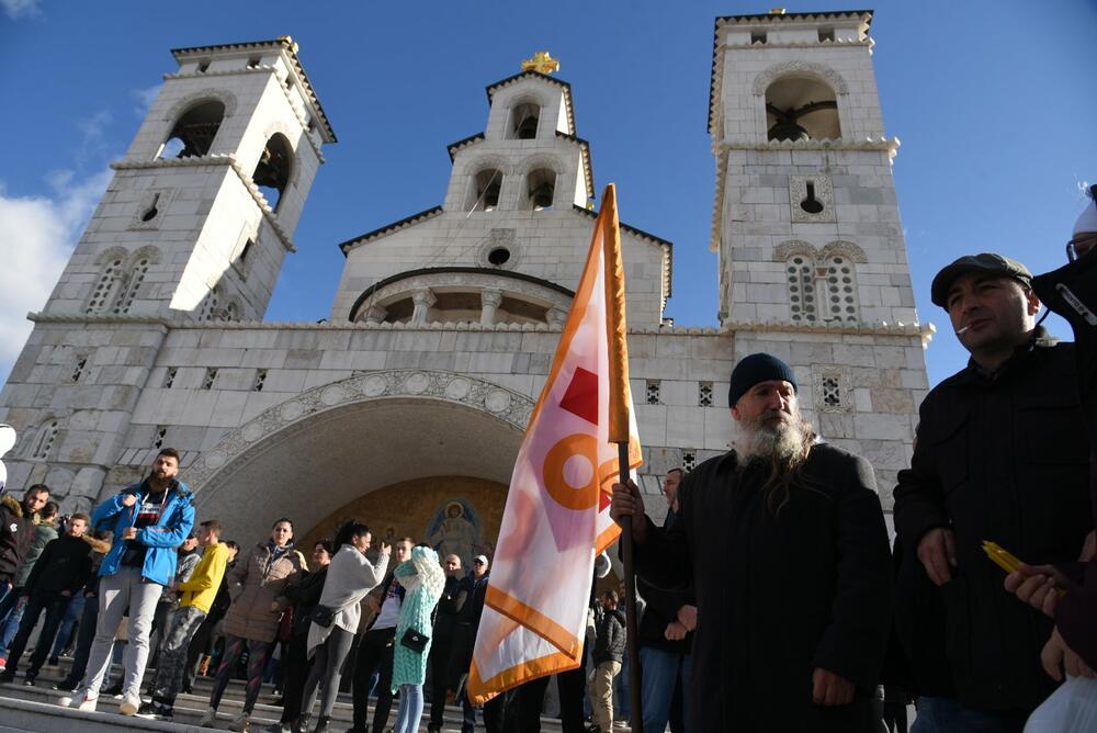 Podgorica je blokiran grad. U Podgorici se danas usvaja Zakon o slobodi vjeroispovjesti. Slike iz grada govore više nego dovoljno o atmosferi u kojoj se sve to dešava...