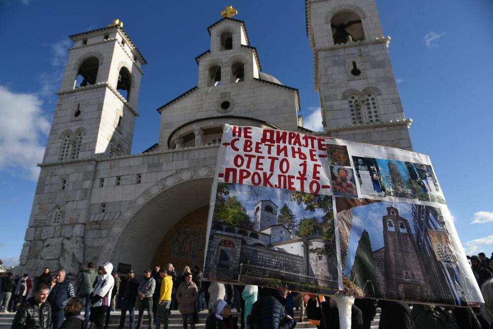 Podgorica je blokiran grad. U Podgorici se danas usvaja Zakon o slobodi vjeroispovjesti. Slike iz grada govore više nego dovoljno o atmosferi u kojoj se sve to dešava...