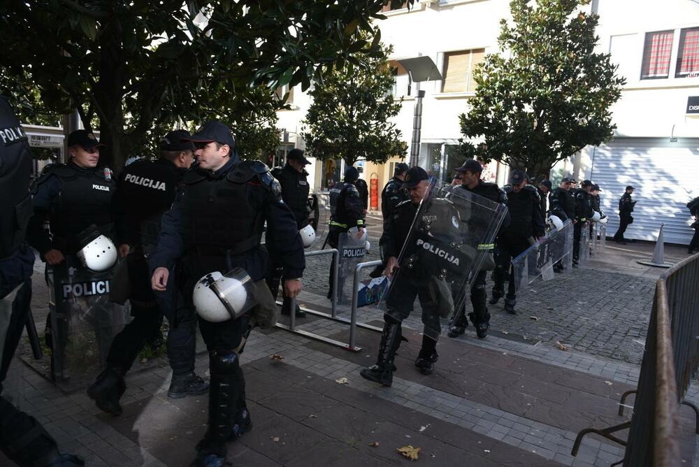 Podgorica je blokiran grad. U Podgorici se danas usvaja Zakon o slobodi vjeroispovjesti. Slike iz grada govore više nego dovoljno o atmosferi u kojoj se sve to dešava...