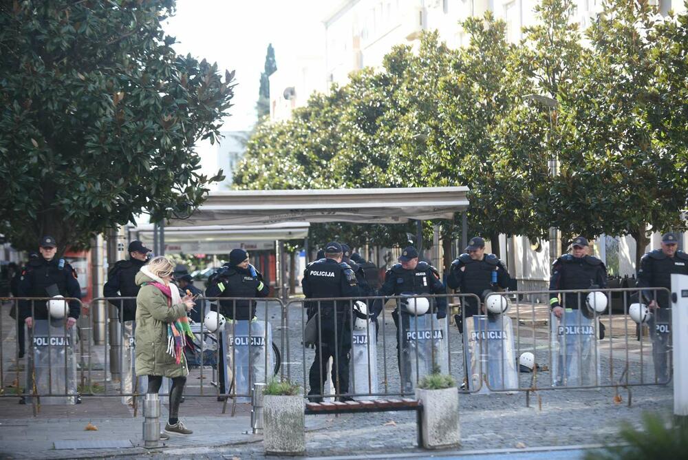 Podgorica je blokiran grad. U Podgorici se danas usvaja Zakon o slobodi vjeroispovjesti. Slike iz grada govore više nego dovoljno o atmosferi u kojoj se sve to dešava...
