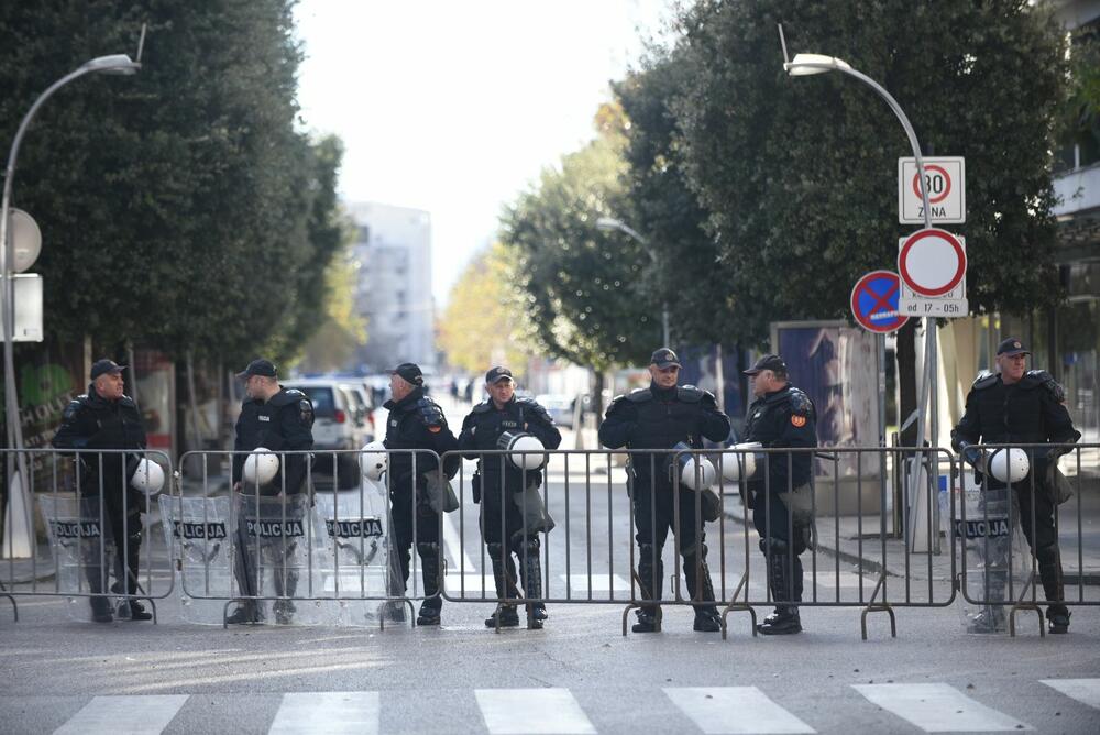 Podgorica je blokiran grad. U Podgorici se danas usvaja Zakon o slobodi vjeroispovjesti. Slike iz grada govore više nego dovoljno o atmosferi u kojoj se sve to dešava...