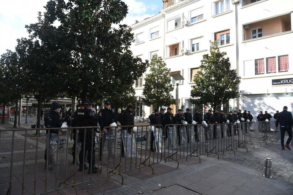 Podgorica je blokiran grad. U Podgorici se danas usvaja Zakon o slobodi vjeroispovjesti. Slike iz grada govore više nego dovoljno o atmosferi u kojoj se sve to dešava...