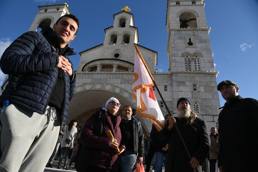 Podgorica je blokiran grad. U Podgorici se danas usvaja Zakon o slobodi vjeroispovjesti. Slike iz grada govore više nego dovoljno o atmosferi u kojoj se sve to dešava...