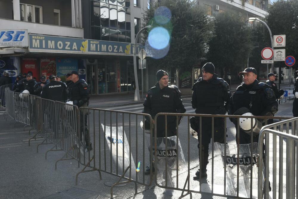 Podgorica je blokiran grad. U Podgorici se danas usvaja Zakon o slobodi vjeroispovjesti. Slike iz grada govore više nego dovoljno o atmosferi u kojoj se sve to dešava...