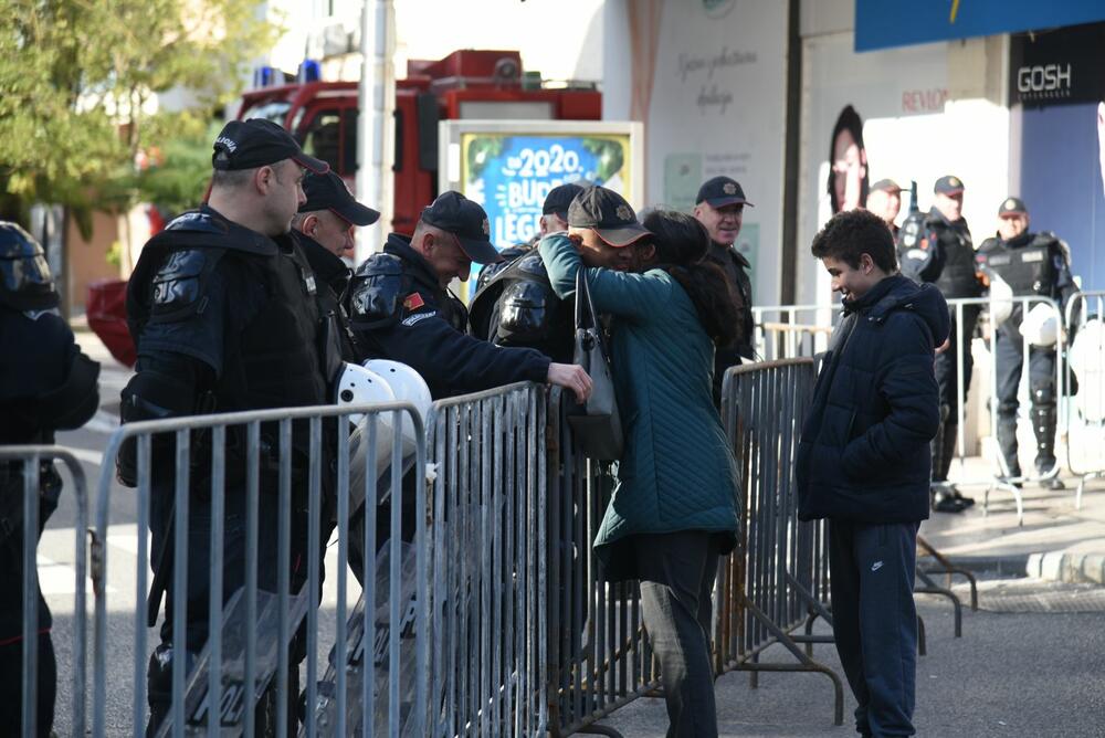 Podgorica je blokiran grad. U Podgorici se danas usvaja Zakon o slobodi vjeroispovjesti. Slike iz grada govore više nego dovoljno o atmosferi u kojoj se sve to dešava...