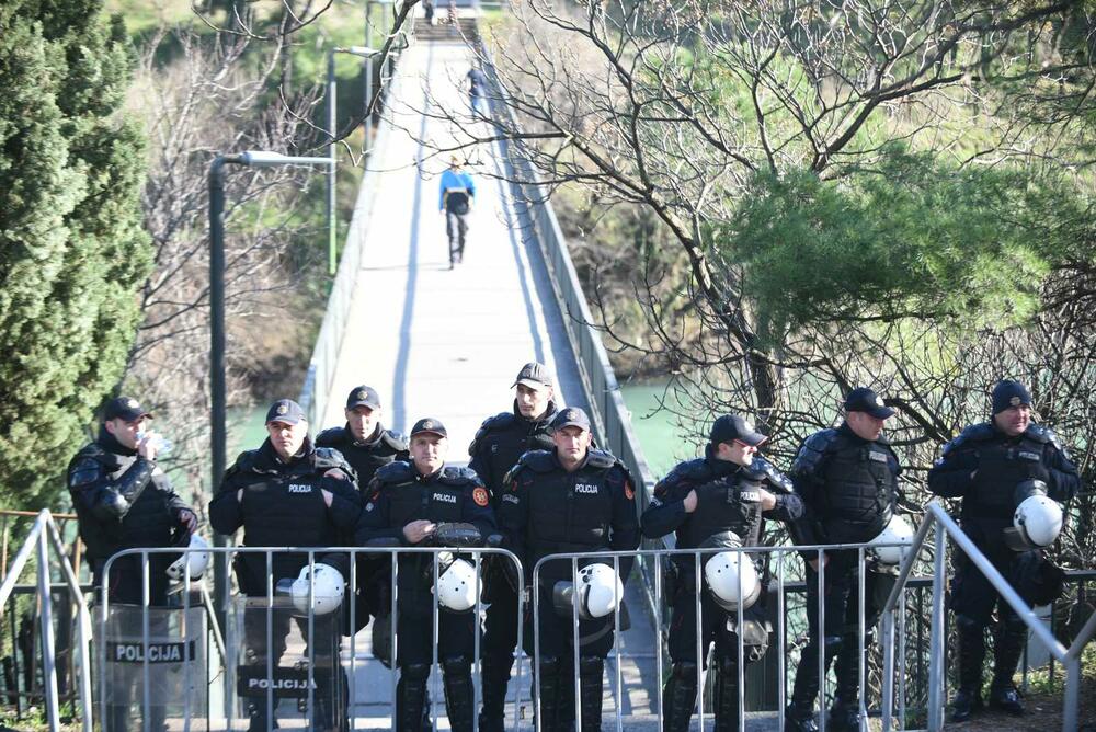 Podgorica je blokiran grad. U Podgorici se danas usvaja Zakon o slobodi vjeroispovjesti. Slike iz grada govore više nego dovoljno o atmosferi u kojoj se sve to dešava...