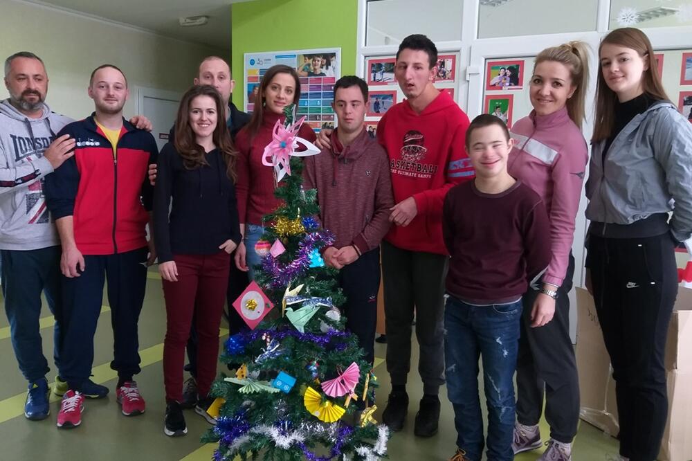 Zajedno kitili jelku, Foto: Svetlana Mandić