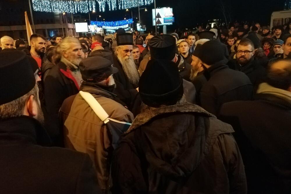 Vladika Joanikije sa građanima i sveštenstvom, Foto: Savo Prelević