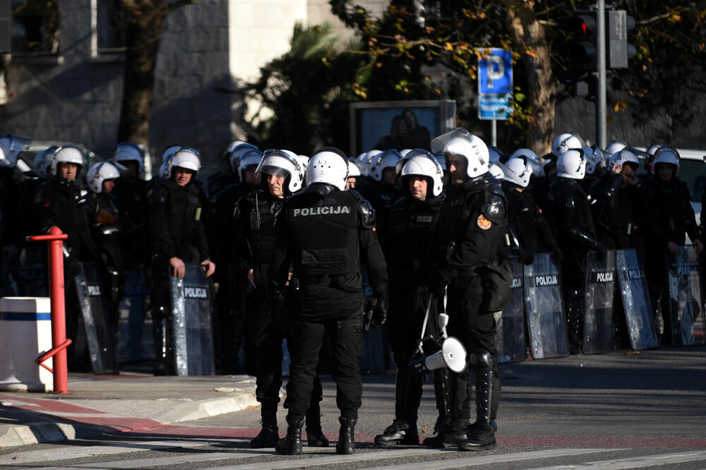 Veliki broj policajaca juče na ulicama glavnog grada, Foto: Boris Pejović