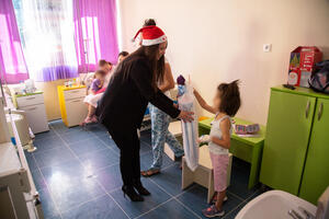 Poklonima obradovali mališane na Institutu za bolesti djece