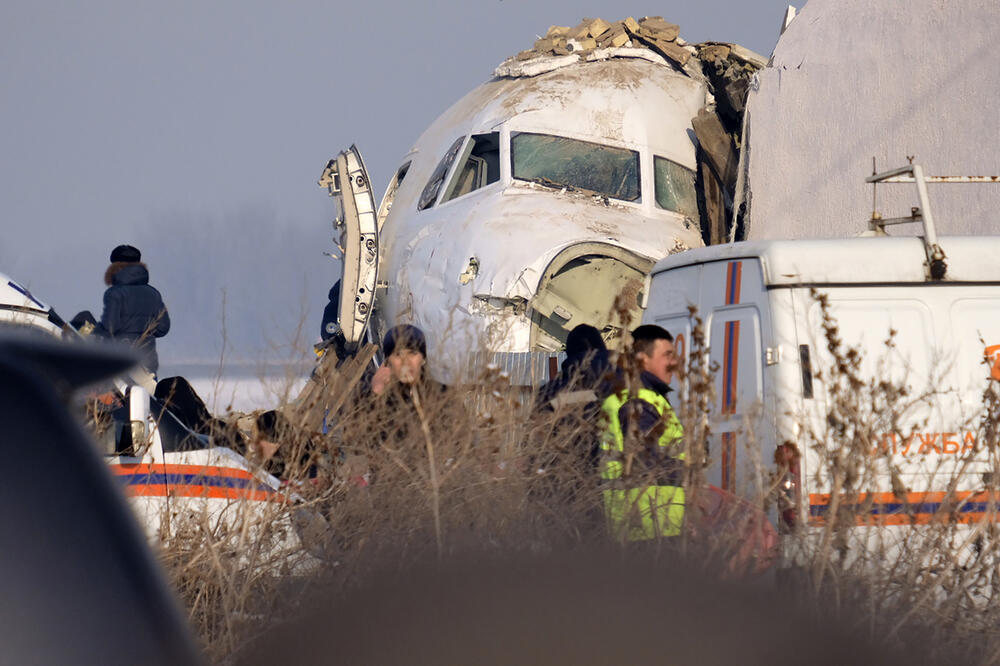 Policija i spasioci na mjestu pada aviona, Foto: BETA/AP