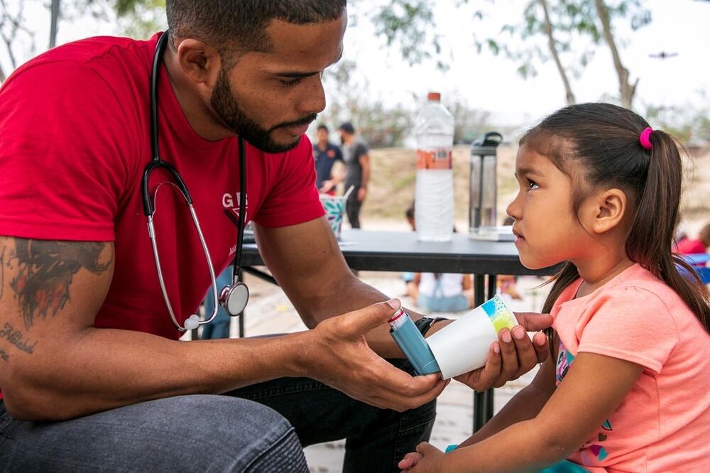 Doktor Elisondo sa djevojčicom koja boluje od astme, Foto: Nytimes.com