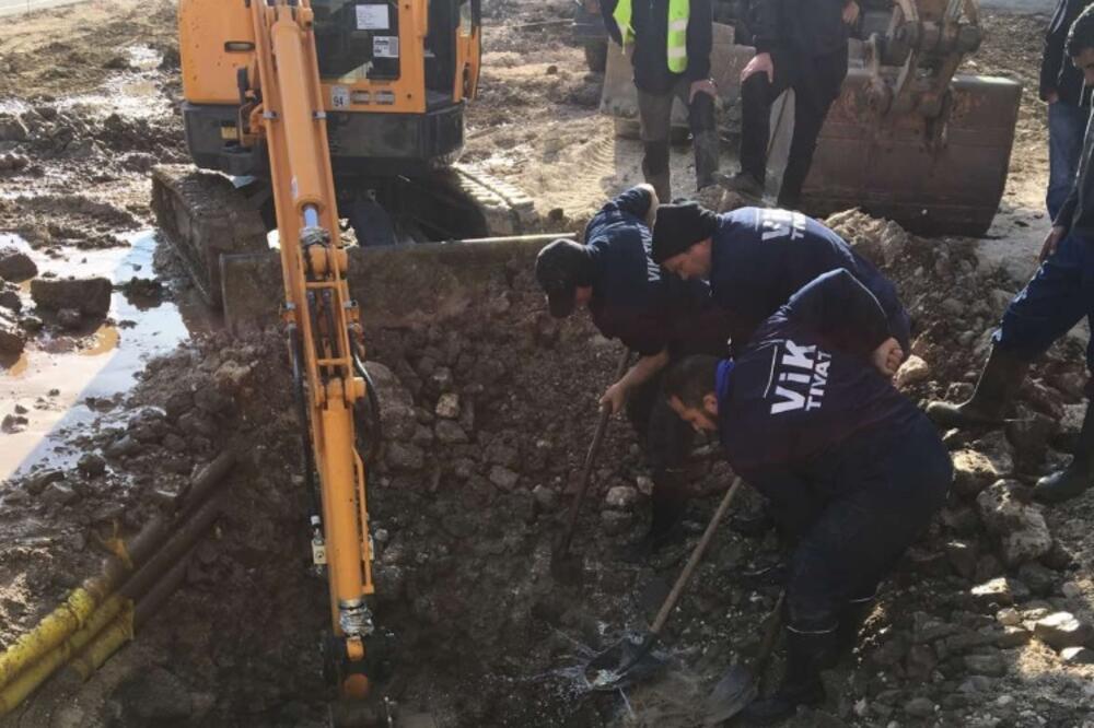 Radnici Vodovoda popravljaju prekinutu cijev na gradilištu kružnog toka kod stare zgrade Opštine Tivat, Foto: Siniša Luković