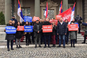 Aktivisti Dveri na zgradi ambasade Crne Gore u Beogradu ostavili...