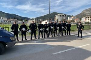 Policija na kružnom toku u Budvi: Spriječiće bilo kakve blokade u...