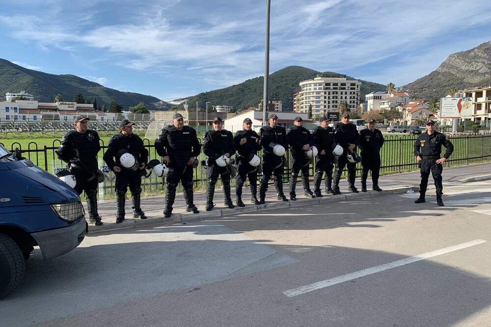 Policija na kružnom toku u Budvi, Foto: Vuk Lajović