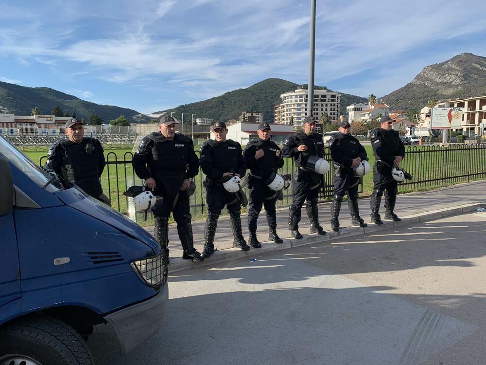 Policajci na kružnom toku u Budvi