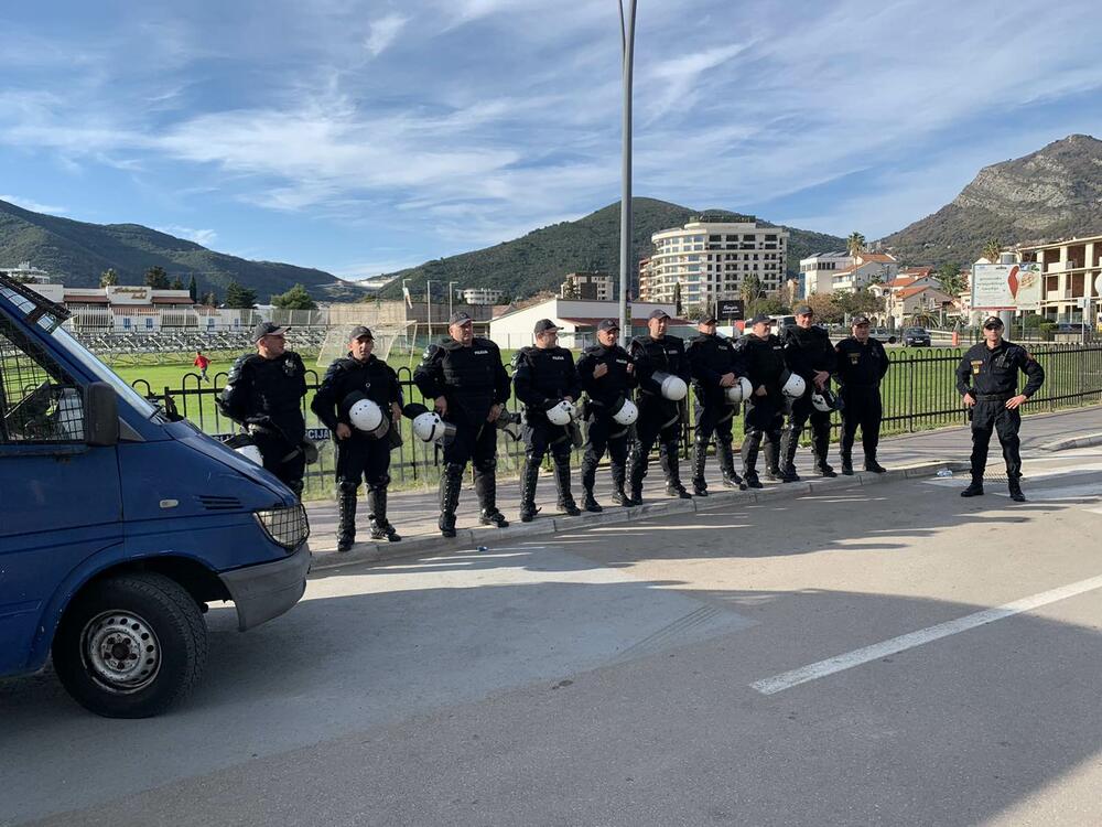 Policajci na kružnom toku u Budvi