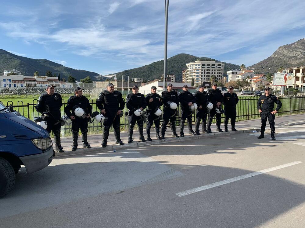 Policajci na kružnom toku u Budvi