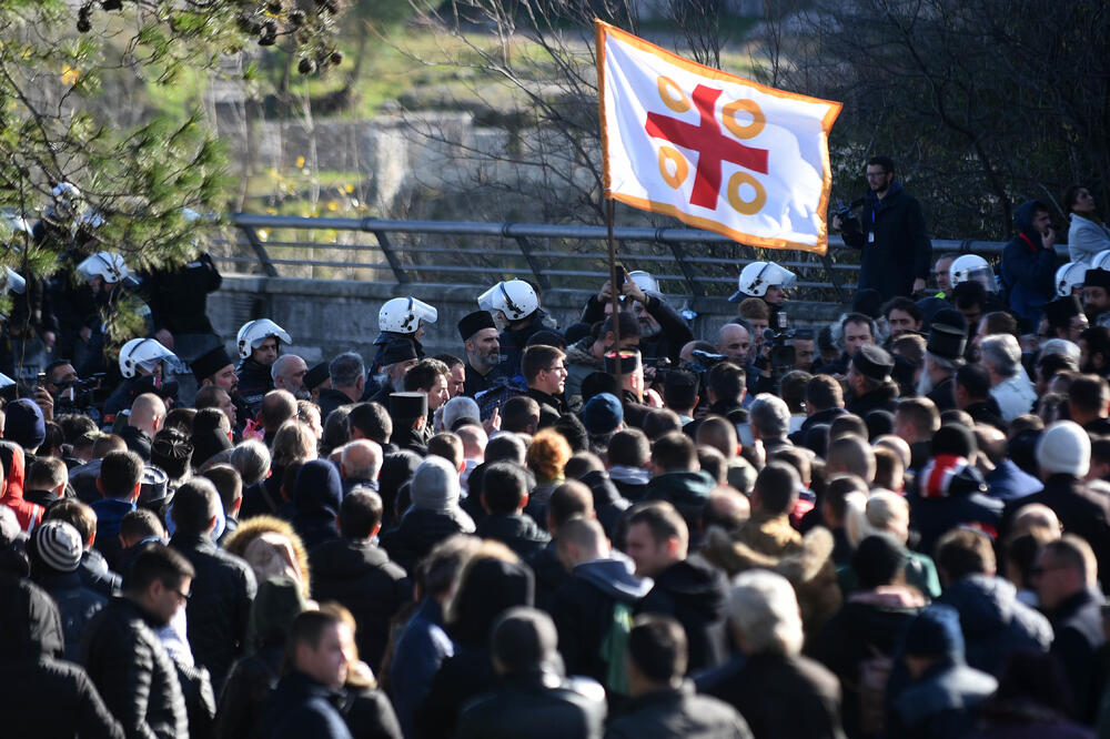 Sa jučerašnjeg protesta pristalica MCP zbog Zakona o slobodi vheroispovijesti, Foto: Boris Pejović