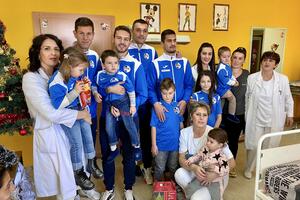 Fudbaleri Sutjeske uljepšali praznike i ohrabrili najmlađe...