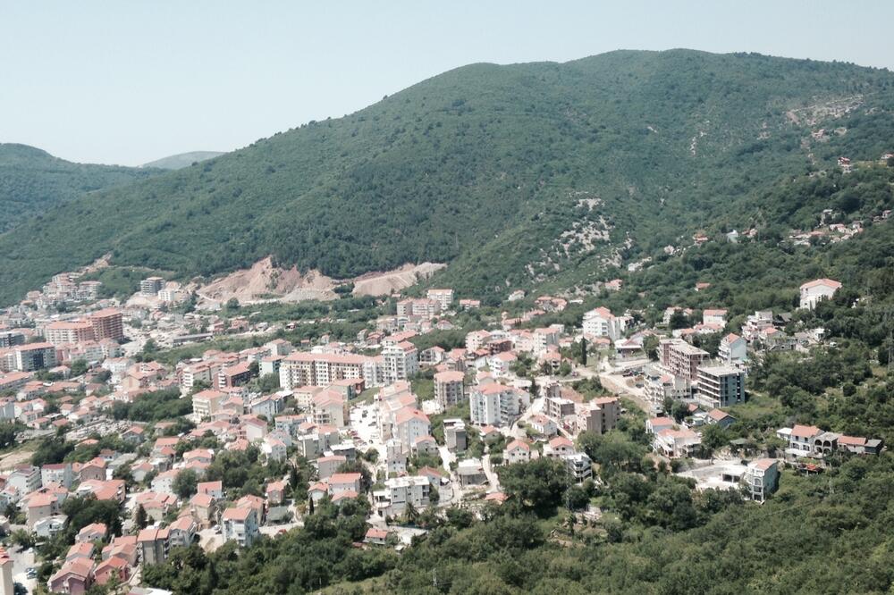 Naselje u Lazima, gdje je sporno zemljište, Foto: Vuk Lajović