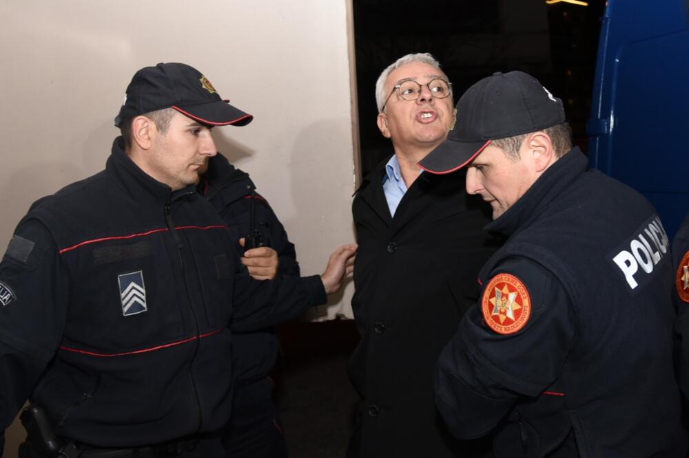 Mandića privode na saslušanje, Foto: Savo Prelević