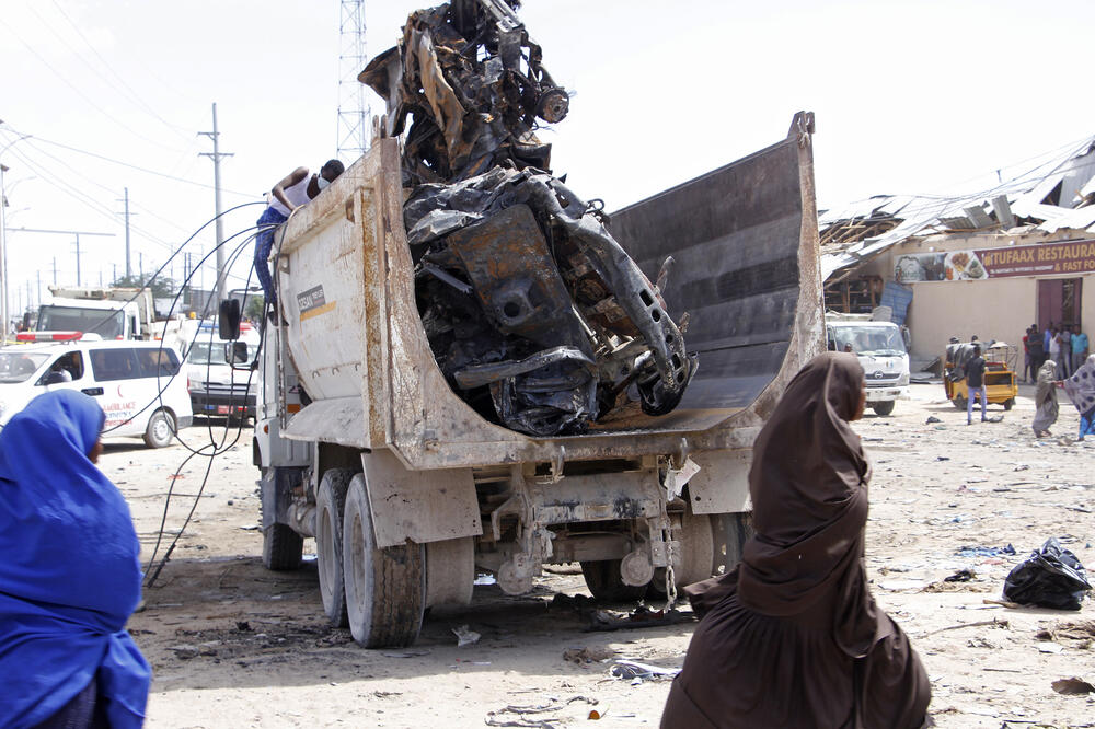 Kamion odnosi vozilo korišteno u napadu, Foto: AP
