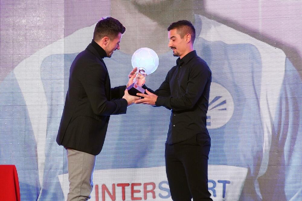 Marko Ćetković prima nagradu iz ruku Vladimira Jovovića, Foto: FSCG