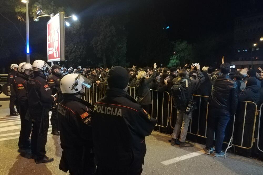 Sveštenstvo na ulici, Foto: Savo Prelević