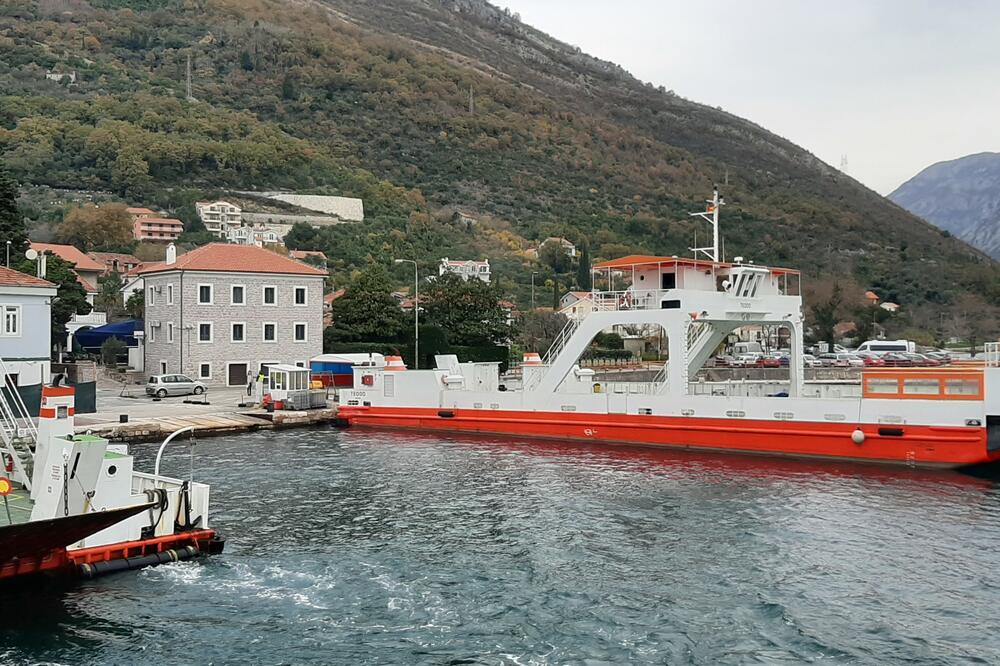 Trajekti ispred upravne zgrade u Kamenarima, Foto: Siniša Luković