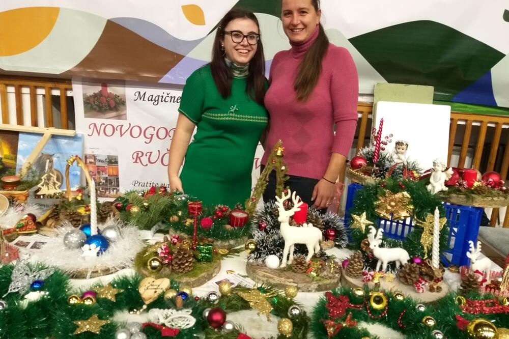 Nataša i Ana sa ukrasima, Foto: Svetlana Mandić