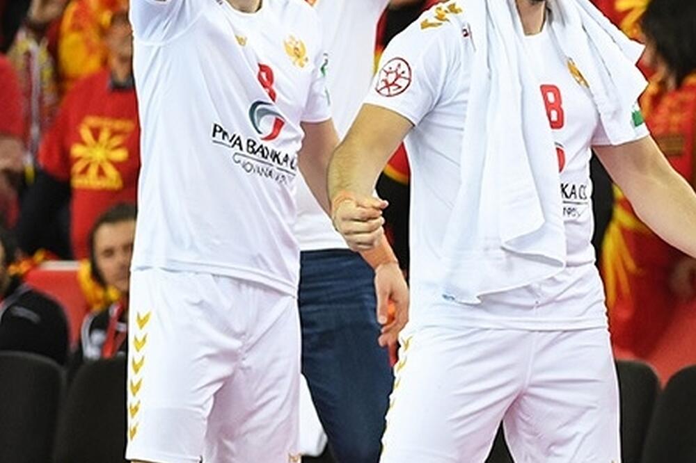 Zbog povrede došlo do rokade: Vuk Lazović i Nebojša Simović, Foto: IHF