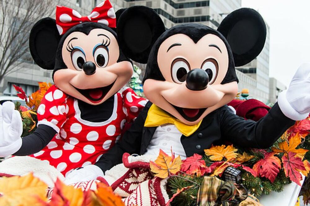 Turisti često poziraju sa Mikijem i Mini Maus u zabavnim parkovima Diznijevog sveta, Foto: Getty Images