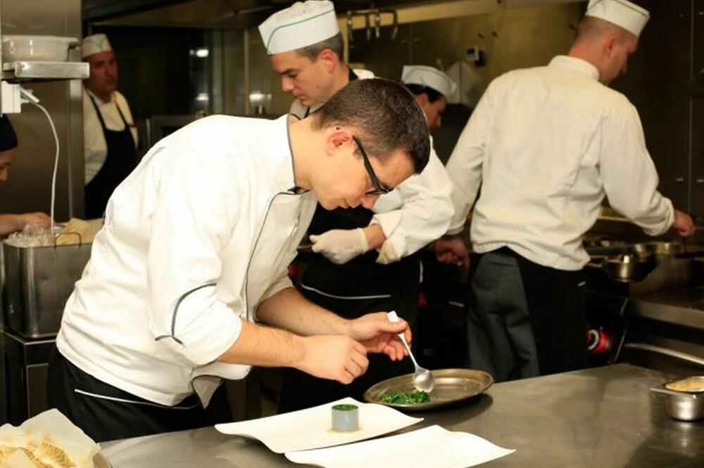 Komnen Bakić u akciji u kuhinji, Foto: Privatna arhiva