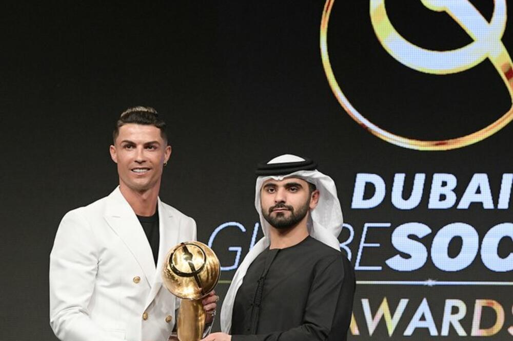 Ronaldo dobija nagradu u Dubajiu