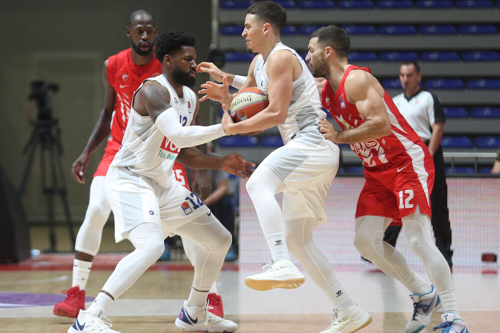 Bitka za što bolju poziciju pred plej-of: Skot Bamfort i Hasan Martin na prvoj utakmici sa Crvenom zvezdom, Foto: KK Crvena zvezda