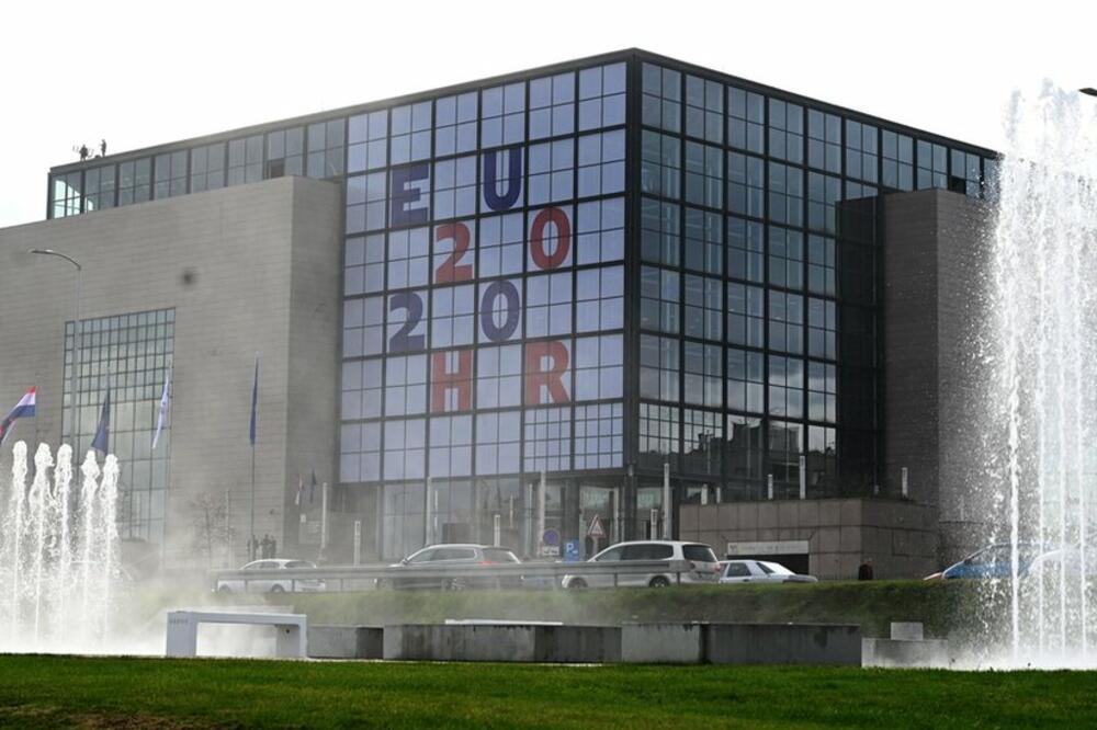 Zgrada Nacionalne i univerzitetske biblioteke u Zagrebu ukrašena je logoom predsedavanja Hrvatske, Foto: Getty Images