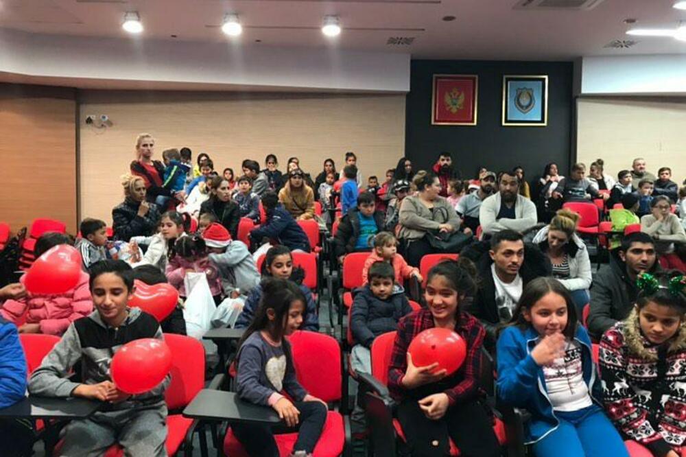 Paketići za mališane RE populacije, Foto: Opština Tivat