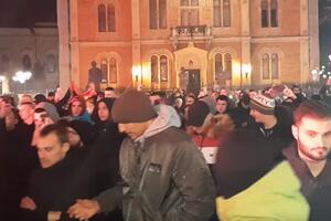 Protest u Novom Sadu: Govorio huligan, kolonu predvodio vladika...