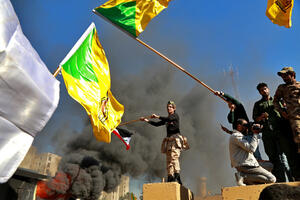 Irački demonstranti upali u kompleks ambasade SAD, uzvraća im se...