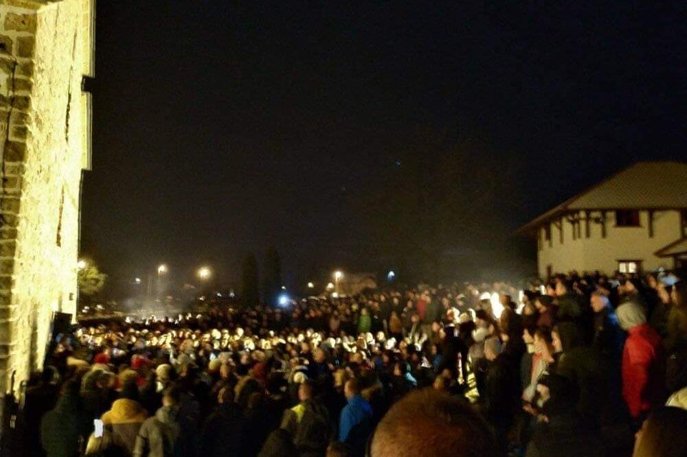 Večeras ispred manastira Đurđevi stupovi, Foto: Tufik Softić